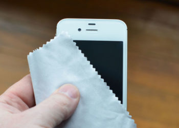 Tips Membersihkan Smartphone Agar Anti Virus Corona