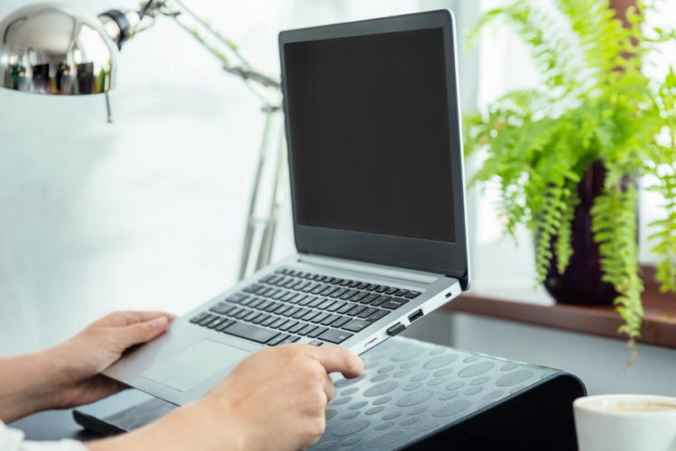 Tips Merawat Laptop Baru Biar Awet