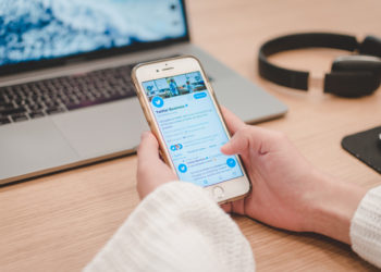 menyembunyikan kata di twitter