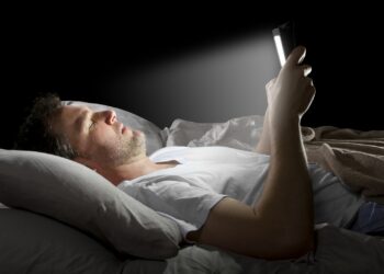 tidur dengan smartphone