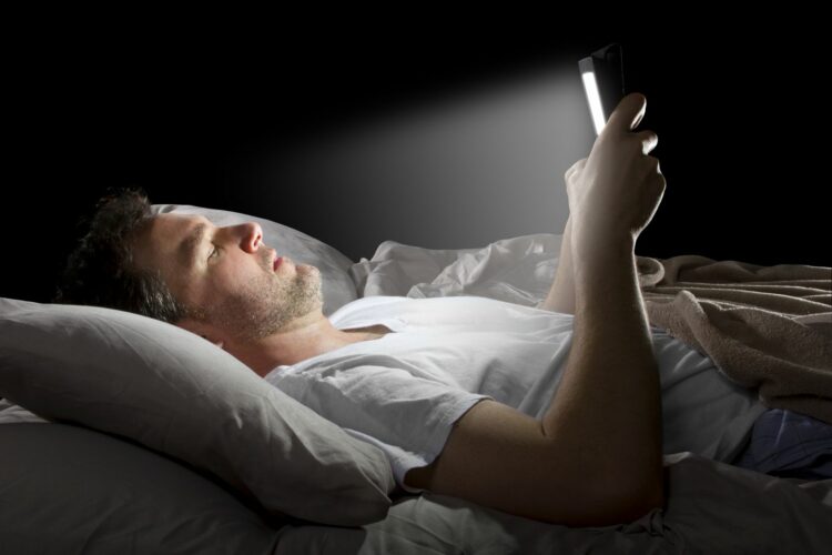 tidur dengan smartphone