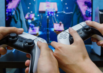 DualSense vs DualSense Edge, Mana yang Lebih Baik?