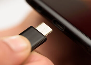 Cara Membersihkan Port Smartphone