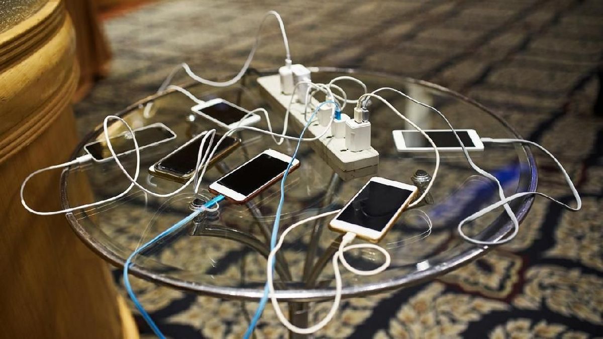 Charging Smartphone aman
