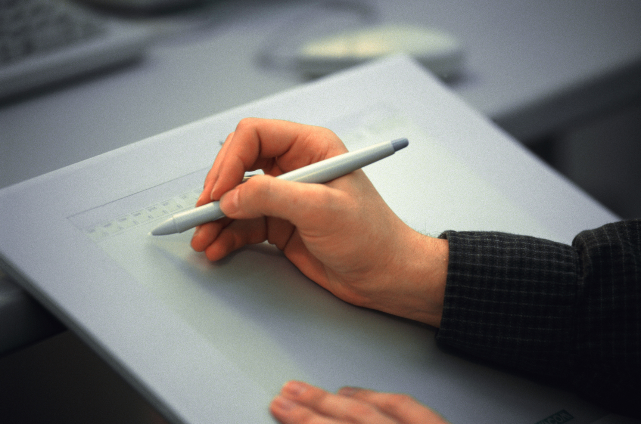 Mengenal Light Pen, Alat Input Interaktif Layar Elektronik Canggih!