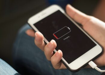 WASPADA 8 Kesalahan Ngecas HP, No 4 Sering dilakukan!