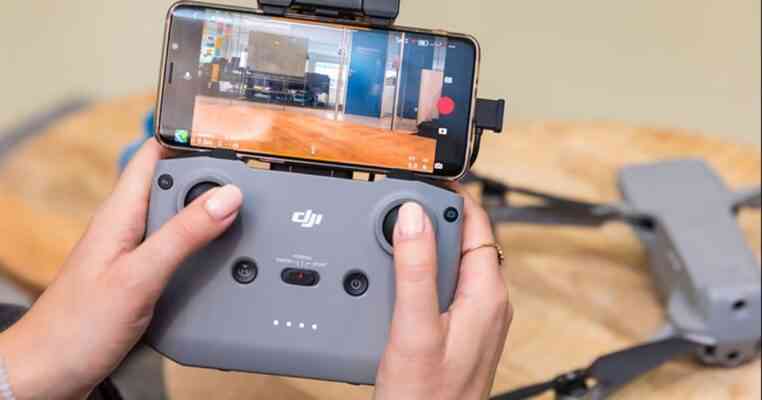 menerbangkan drone DJI