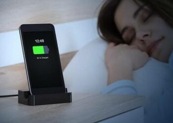 Mengecas HP Semalaman Bikin Baterai Cepat Jebol, Benarkah?