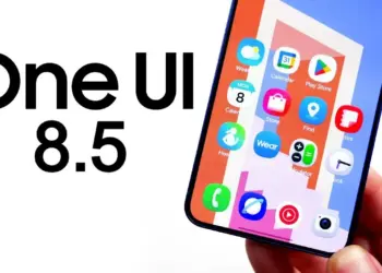 Unit smartphone Samsung dipajang, menyiratkan program Beta yang eksklusif dan terbatas hanya di negara-negara tertentu.