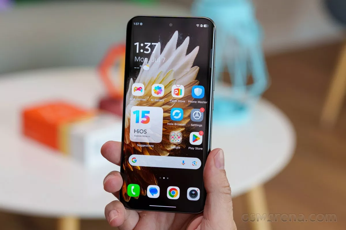 unit smartphone TECNO (mewakili TECNO Spark 40) dalam warna ungu dan biru, menampilkan desain yang elegan dan modern.