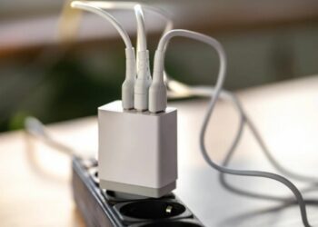 charger smartphone panas