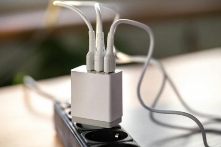 charger smartphone panas