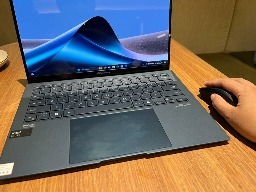 ASUS Zenbook S 13 OLED (UX5304M), Laptop AI Paling Tipis dan Ringan