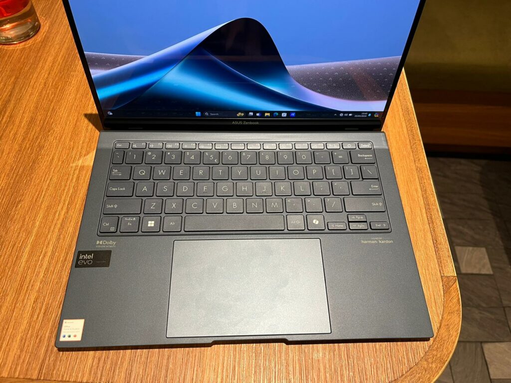 ASUS Zenbook S 13 OLED (UX5304M), Laptop AI Paling Tipis dan Ringan