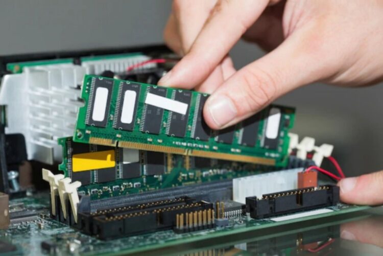 cara memasang RAM