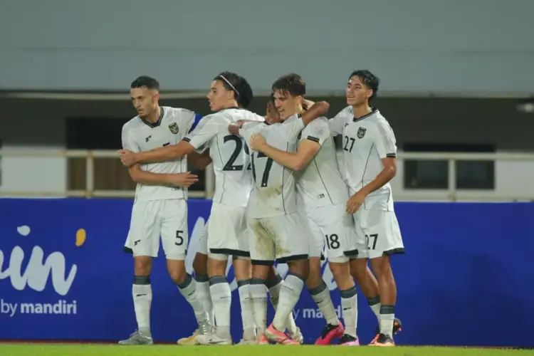 pemain sepak bola (mewakili Timnas Indonesia U-22) merayakan gol/kemenangan, menunjukkan euforia yang diharapkan dalam pertandingan.