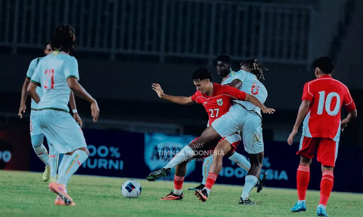 Momen perebutan bola yang intens antar pemain di lapangan, menyimbolkan tensi tinggi dan laga panas Indonesia U-22 vs Filipina.