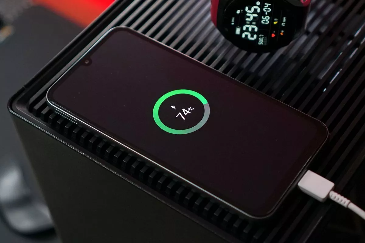 smartphone dengan angka besar "6500 mAh" (mewakili daya besar) di layar, menyiratkan kombinasi baterai besar dan fast charging.