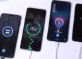 Unit smartphone dengan warna ungu dan biru, menyoroti desain premium yang mendukung teknologi fast charging tercepat.