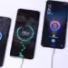 Unit smartphone dengan warna ungu dan biru, menyoroti desain premium yang mendukung teknologi fast charging tercepat.