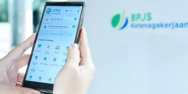 Tampilan layar smartphone yang menunjukkan aplikasi atau website resmi BPJS Ketenagakerjaan, siap untuk melakukan pengecekan saldo JHT.