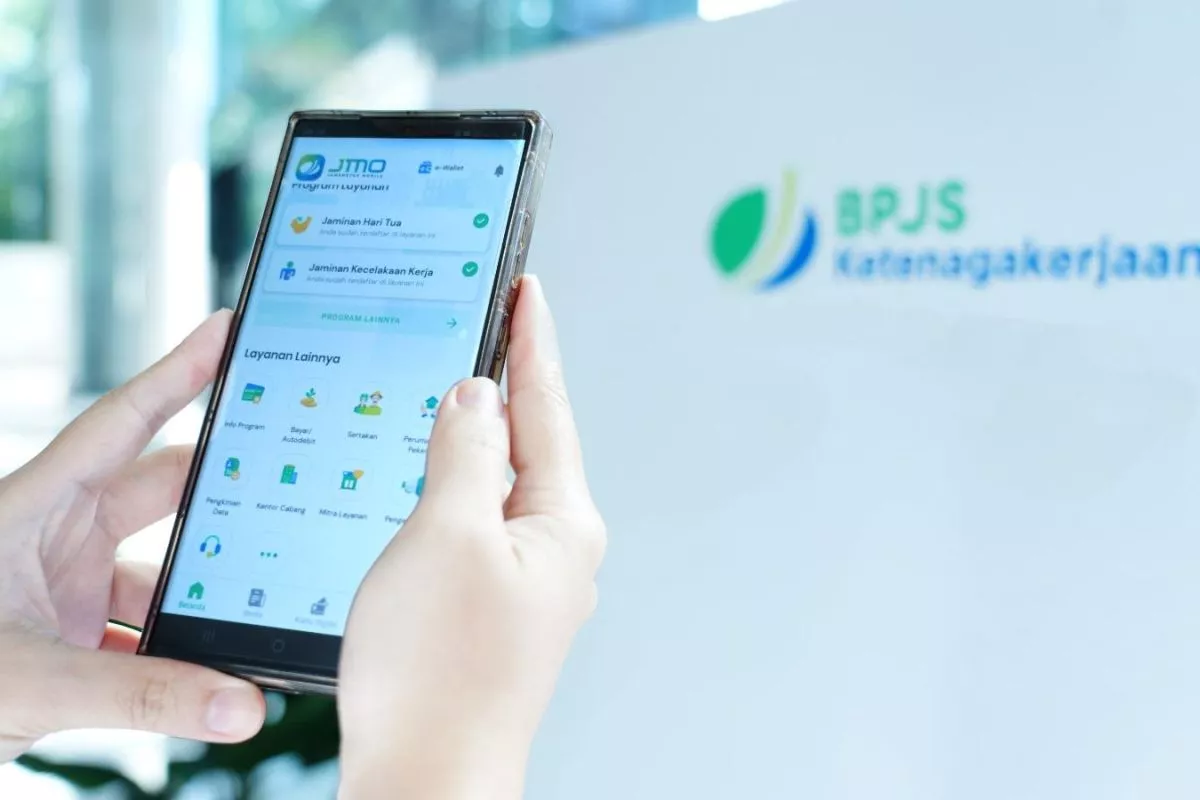 Tampilan layar smartphone yang menunjukkan aplikasi atau website resmi BPJS Ketenagakerjaan, siap untuk melakukan pengecekan saldo JHT.