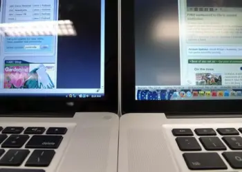Dua Laptop yang dilihat dari sudut yang berbeda, menyiratkan uji coba sudut pandang pada Layar Laptop Glossy vs Matte.