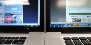 Dua Laptop yang dilihat dari sudut yang berbeda, menyiratkan uji coba sudut pandang pada Layar Laptop Glossy vs Matte.