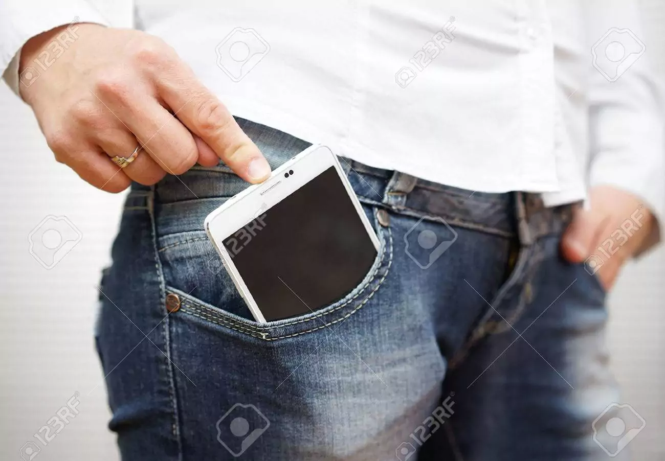 Menyimpan HP di saku