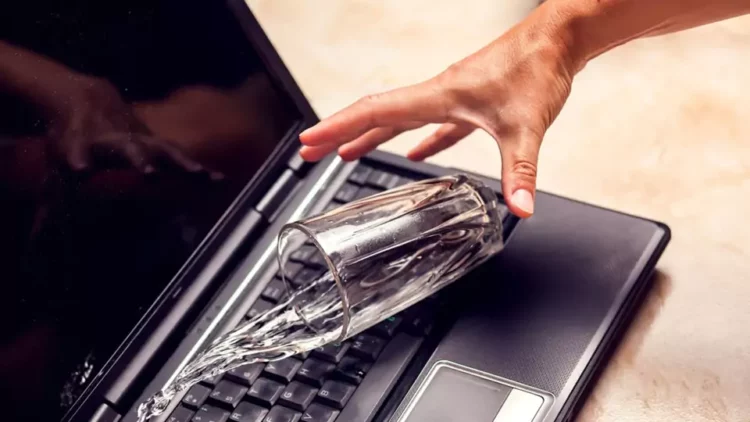 laptop terkena air