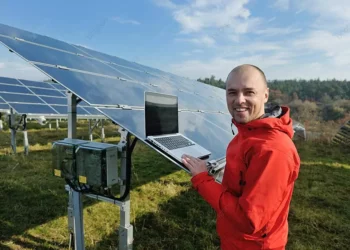 laptop bertenaga surya