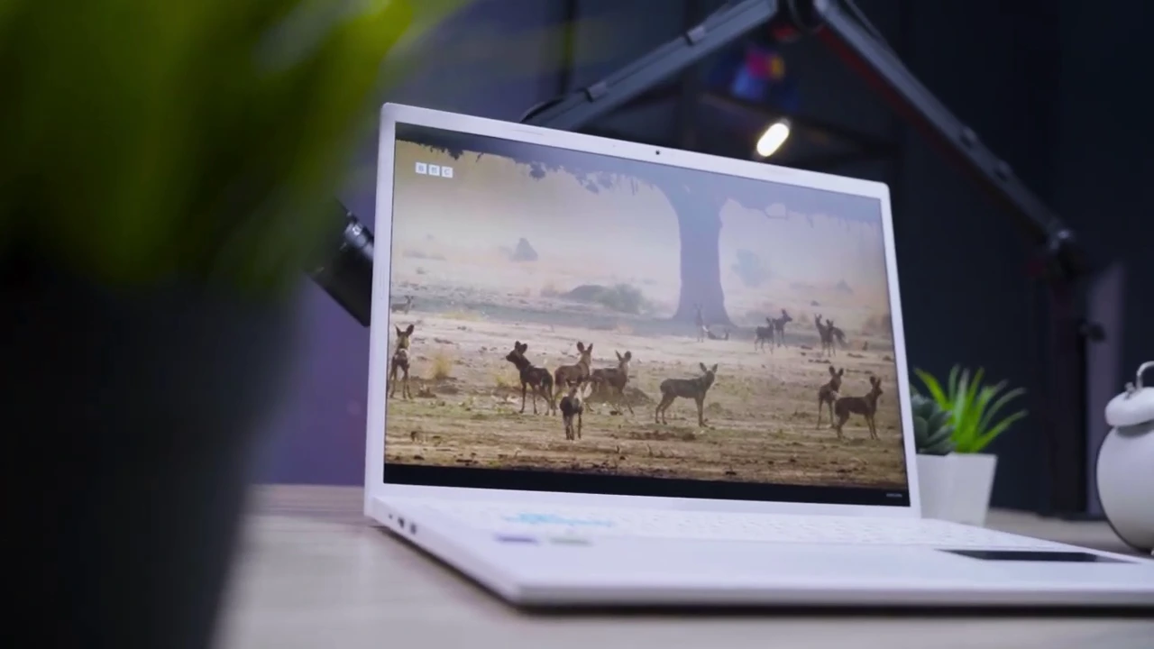 Layar 16 Inch 180Hz: Keunggulan Utama Laptop Ini