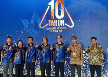 Jajaran eksekutif ASUS merayakan pencapaian 10 tahun menjadi brand notebook nomor 1 di Indonesia, bukti keberhasilan strategi bisnis ASUS yang dibahas dalam artikel.