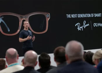 Mark Zuckerberg memperkenalkan Meta Ray-Ban Display, kacamata AR pertama Meta, pada acara Connect 2025.