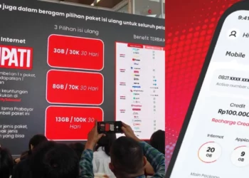 Kolase gambar yang menunjukkan cara beli paket kuota anti hangus Telkomsel melalui presentasi produk dan tampilan aplikasi MyTelkomsel di smartphone