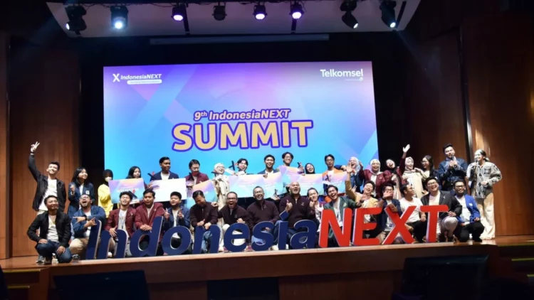 Foto bersama seluruh finalis dan jajaran manajemen di atas panggung acara IndonesiaNEXT Summit 2025, merayakan lahirnya talenta digital baru.