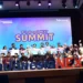 Foto bersama seluruh finalis dan jajaran manajemen di atas panggung acara IndonesiaNEXT Summit 2025, merayakan lahirnya talenta digital baru.