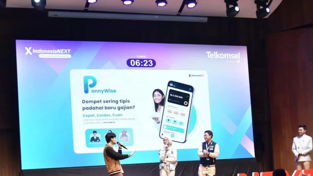Presentasi aplikasi keuangan PennyWise di atas panggung IndonesiaNEXT Summit 2025, inovasi terbaik yang dirancang untuk Gen Z.