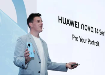 Seorang eksekutif di atas panggung saat acara peluncuran global Huawei nova 14 series, memperkenalkan ponsel dengan tagline 'Pro Your Portrait'.