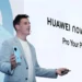 Seorang eksekutif di atas panggung saat acara peluncuran global Huawei nova 14 series, memperkenalkan ponsel dengan tagline 'Pro Your Portrait'.
