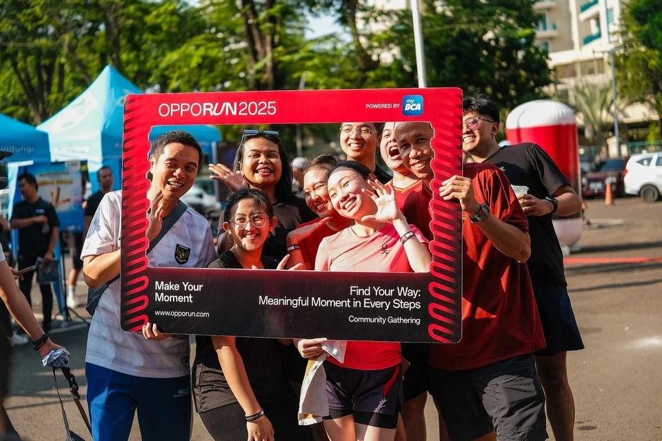 Sekelompok peserta yang menunjukkan kegembiraan mereka di acara community gathering OPPO Run 2025 di Jakarta.
