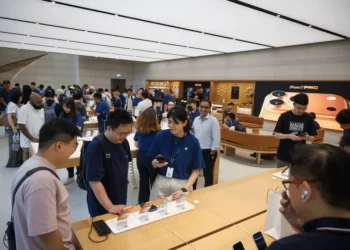 Suasana ramai di dalam Apple Store Orchard Road saat acara peluncuran iPhone 17, di mana para pelanggan antusias mencoba iPhone 17 Pro baru.