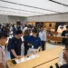 Suasana ramai di dalam Apple Store Orchard Road saat acara peluncuran iPhone 17, di mana para pelanggan antusias mencoba iPhone 17 Pro baru.