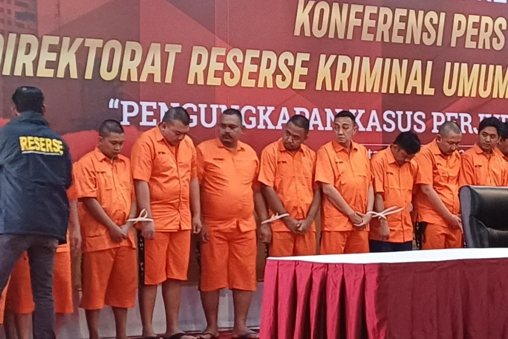 Konferensi pers Direktorat Reserse Kriminal Umum terkait pengungkapan kasus perjudian, mengilustrasikan upaya pemerintah memberantas judi online.