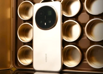 Gambar bocoran hands-on dari Honor Magic 8 Pro varian warna emas, yang kualitas kameranya kini menjadi perbincangan hangat.