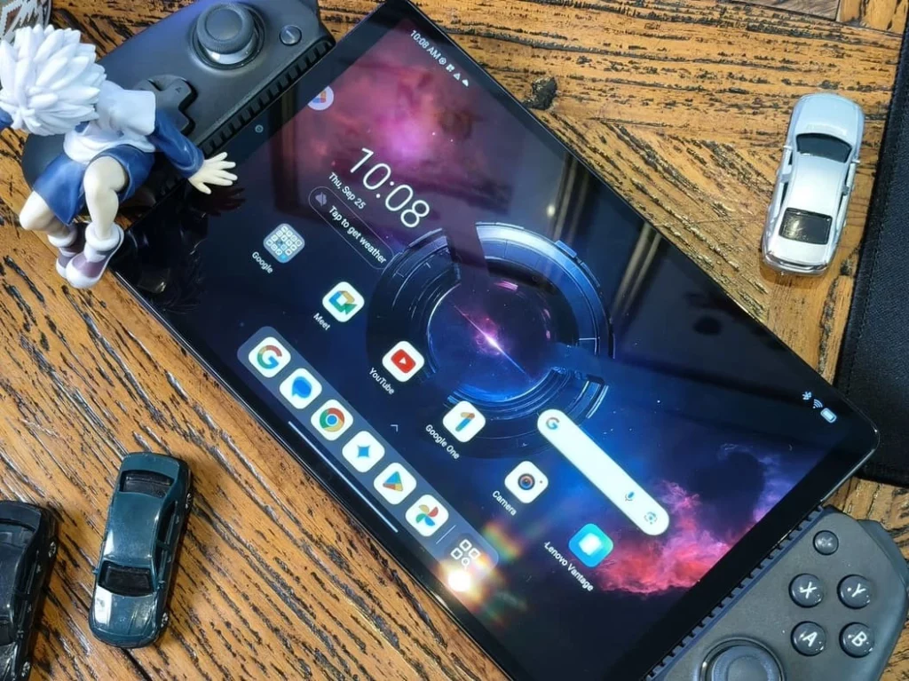 Foto hands-on yang menampilkan antarmuka tablet gaming Lenovo Legion Tab, yang ditenagai oleh performa gahar Snapdragon 8 Gen 3.
