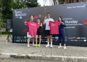 Brandon Salim bersama para peserta saat memamerkan Jersey Resmi di acara community gathering OPPO Run 2025 yang sukses digelar.