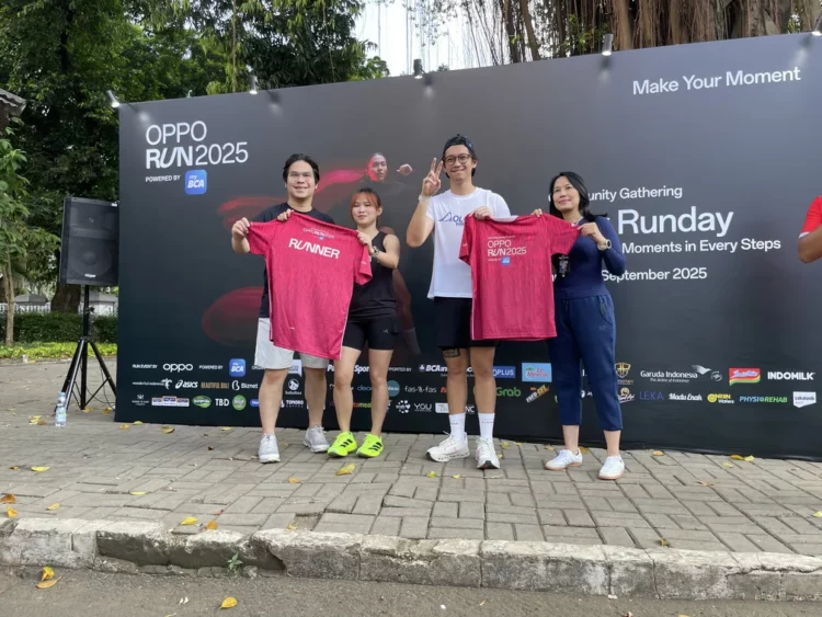 Brandon Salim bersama para peserta saat memamerkan Jersey Resmi di acara community gathering OPPO Run 2025 yang sukses digelar.