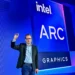 Eksekutif Intel di atas panggung memegang sebuah chip grafis, membahas masa depan dan nasib Intel Arc setelah kolaborasi dengan Nvidia.