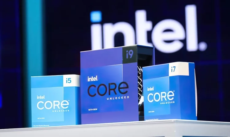 Tiga kotak prosesor Intel Core i5, i7, dan i9 yang pembaruan driver GPU Intel-nya kini dipisah dari seri Arc dan Core Ultra.